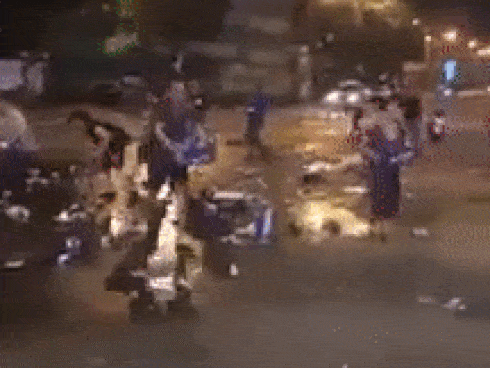 Clip phẫn nộ: Tài xế bất lực nhìn đám người lao vào ‘hôi bia’ ở trung tâm Sài Gòn-1