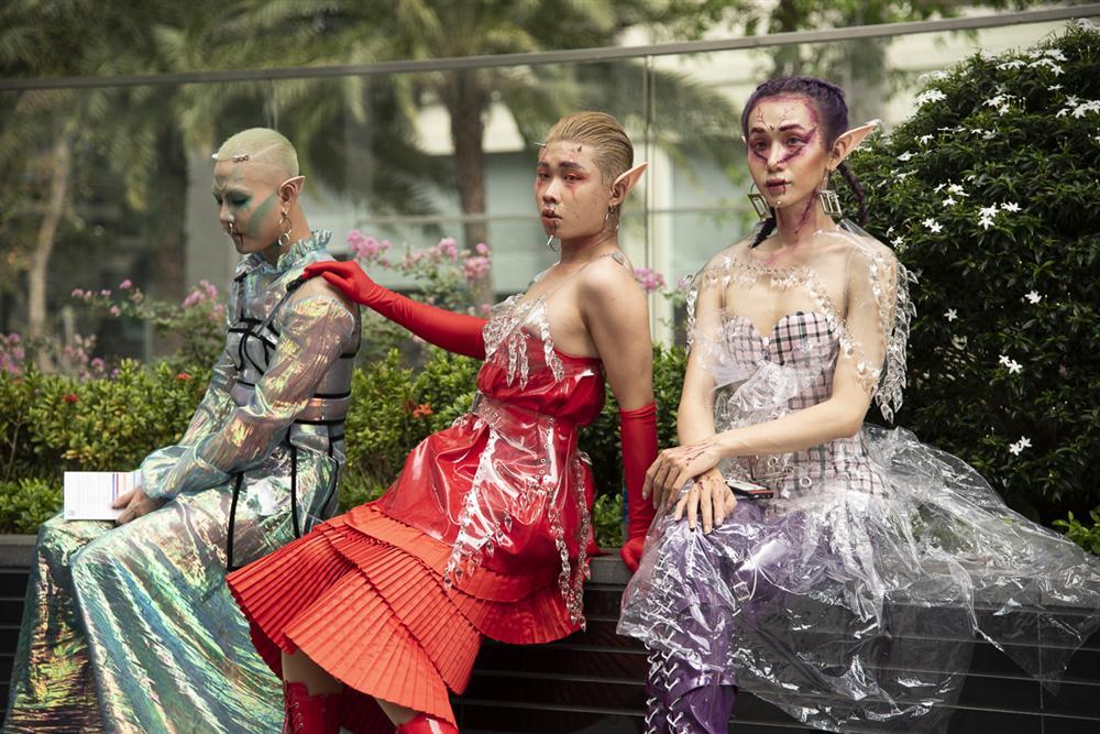 Ngắm những bộ cánh street style ngày đầu Vietnam International Fashion Week mà tưởng Halloween đến sớm nửa năm-2