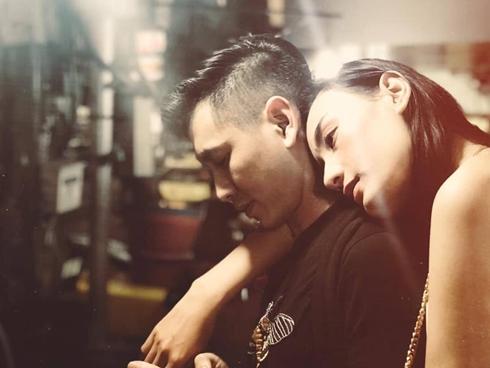 Chân dài Lê Thúy xúc động khi được ông xã Việt kiều dành tặng điều bất ngờ lúc nửa đêm-6