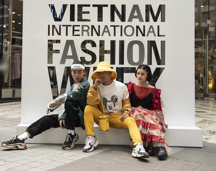 Ngắm những bộ cánh street style ngày đầu Vietnam International Fashion Week mà tưởng Halloween đến sớm nửa năm-10