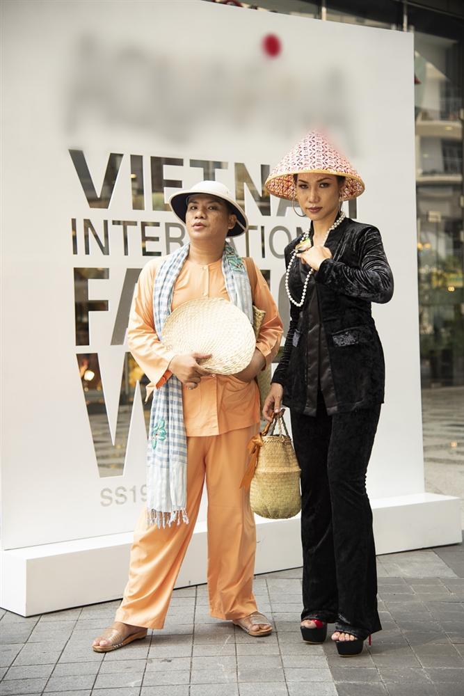 Ngắm những bộ cánh street style ngày đầu Vietnam International Fashion Week mà tưởng Halloween đến sớm nửa năm-9