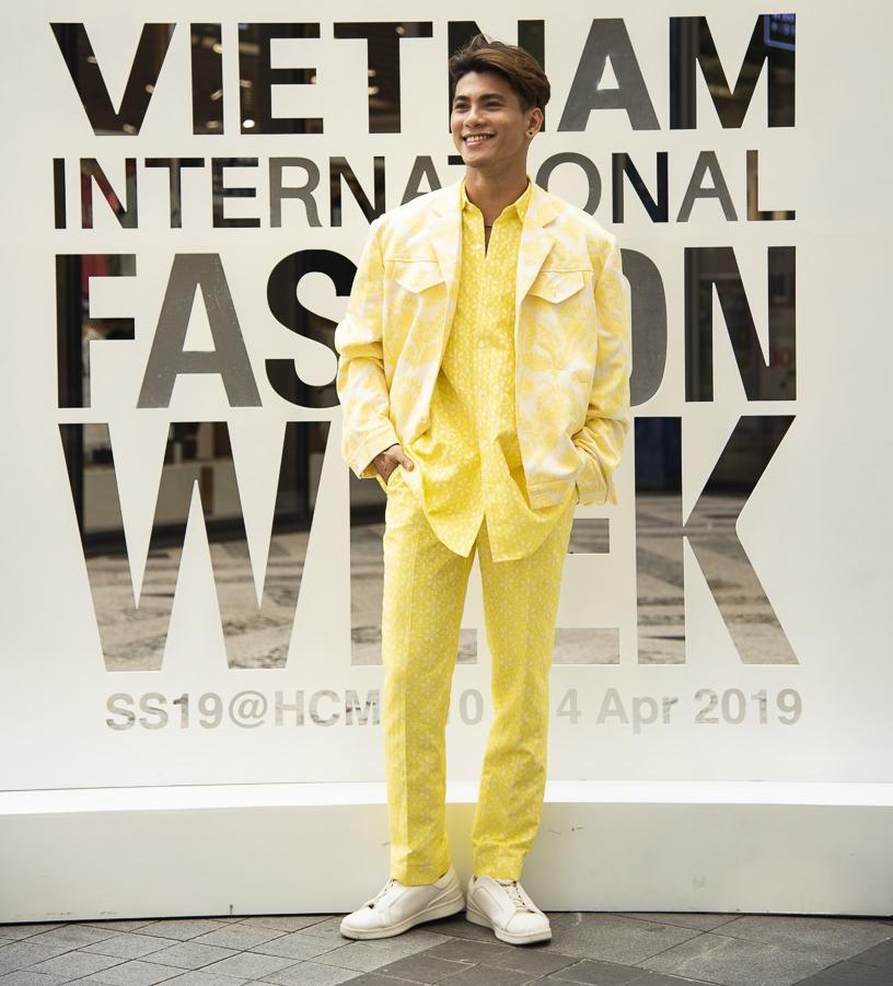 Ngắm những bộ cánh street style ngày đầu Vietnam International Fashion Week mà tưởng Halloween đến sớm nửa năm-7