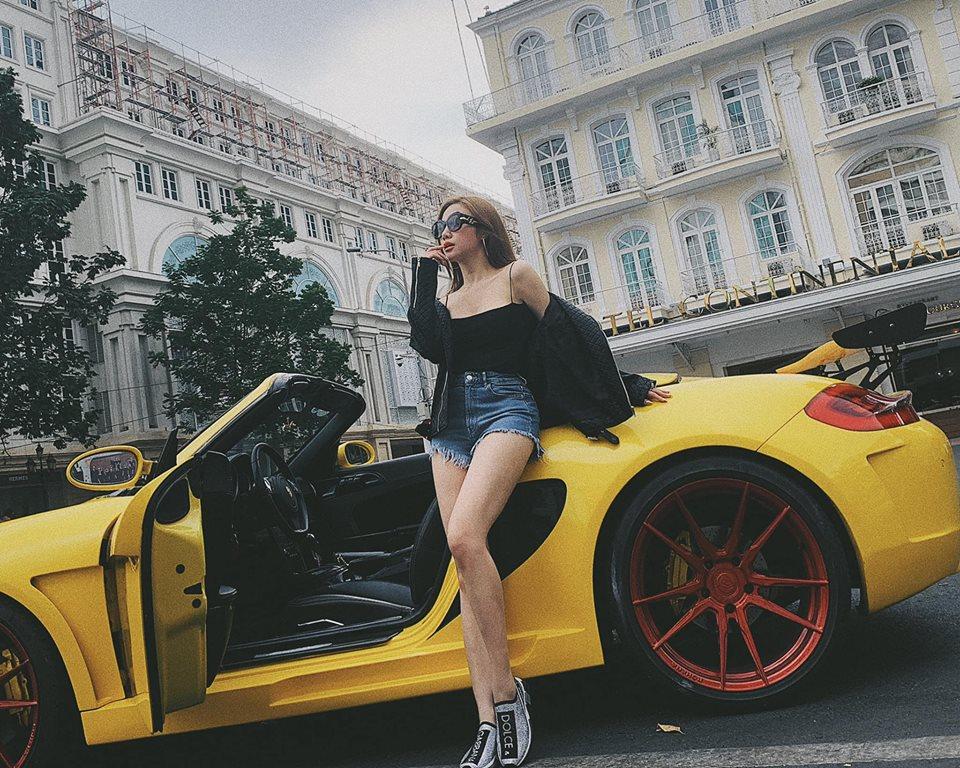 Em trai Phan Thành đau khổ vì tình, chị dâu hụt lại khoe nhận bó hoa to bự khiến dân tình mệt đầu đoán người tặng-4