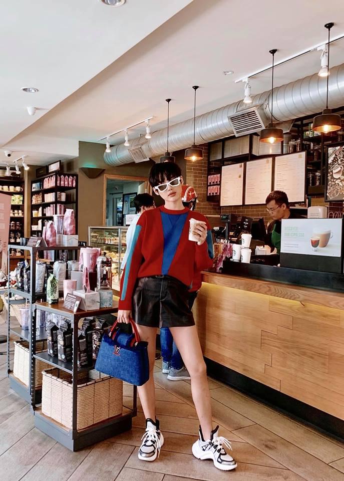 Em trai Phan Thành đau khổ vì tình, chị dâu hụt lại khoe nhận bó hoa to bự khiến dân tình mệt đầu đoán người tặng-6