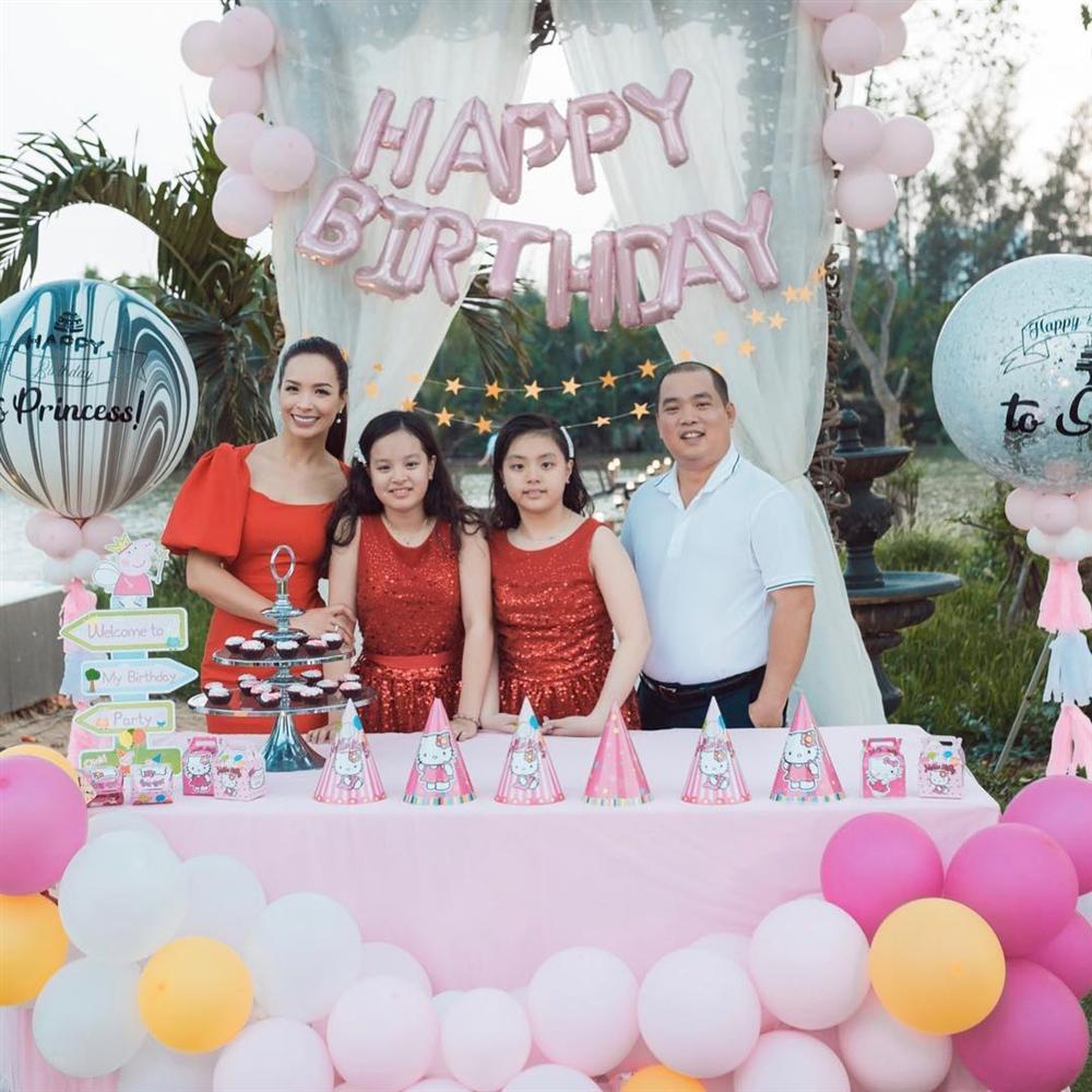 Diện crop-top xuống phố, Hồ Ngọc Hà 36 tuổi khoe vòng eo con kiến khiến nhiều mẹ bỉm sữa ghen tỵ-8