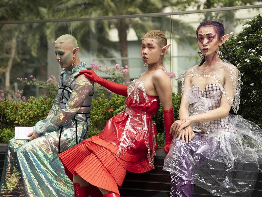 Trước màn nhào lộn thảm họa, Minh Hằng đu người trên không điêu luyện không kém gì diễn viên xiếc-2