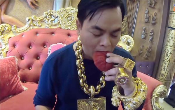 Không chỉ nghiện đeo vàng, Phúc XO còn đam mê một thứ rất kỳ quặc để làm đẹp da-3