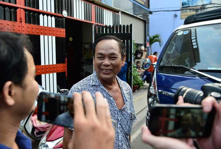 Phúc XO sau khi bị bắt: Không còn cọng vàng nào đeo bám trên người, đại gia vàng đi lại nhẹ nhõm hẳn-6