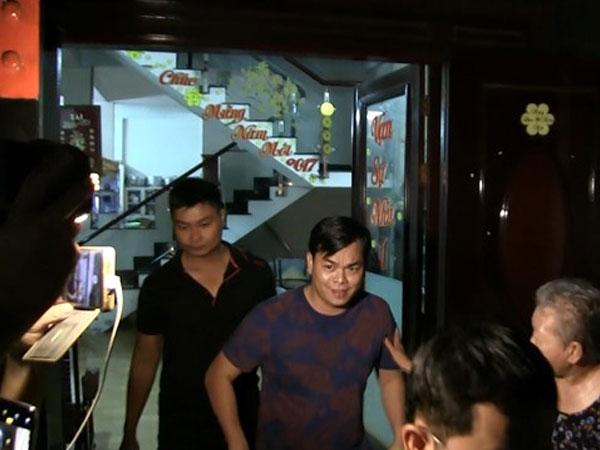 Phúc XO sau khi bị bắt: Không còn cọng vàng nào đeo bám trên người, đại gia vàng đi lại nhẹ nhõm hẳn-2