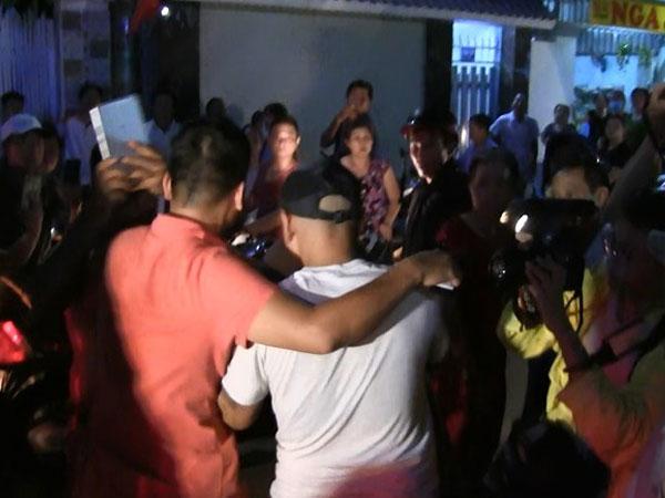 Phúc XO sau khi bị bắt: Không còn cọng vàng nào đeo bám trên người, đại gia vàng đi lại nhẹ nhõm hẳn-5