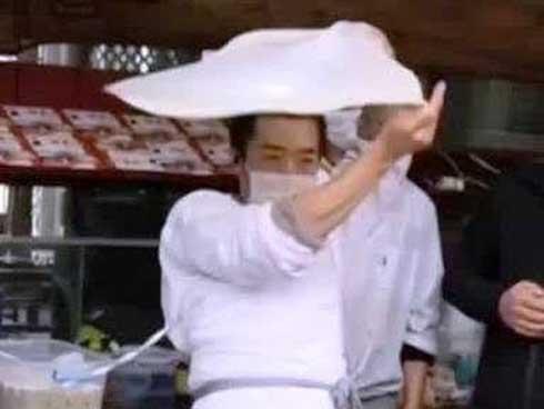 Bánh mousse anh đào vảy vàng - món tráng miệng sang chảnh của Nhật-1