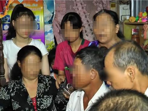 Clip gây tranh cãi nhất mạng xã hội: Chồng đòi hôn, cô dâu tức giận hất tay trước mặt quan khách-7