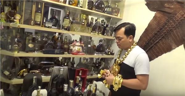 Hé lộ căn phòng bí mật chứa hàng trăm chai rượu quý, 2 bộ da cá sấu khổng lồ được đặt ngay tại quán karaoke của đại gia Phúc XO-1