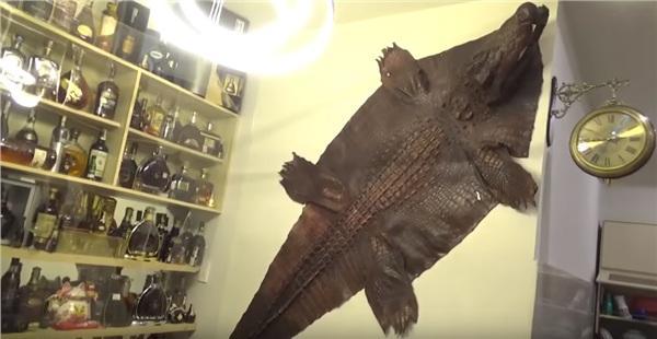 Hé lộ căn phòng bí mật chứa hàng trăm chai rượu quý, 2 bộ da cá sấu khổng lồ được đặt ngay tại quán karaoke của đại gia Phúc XO-2