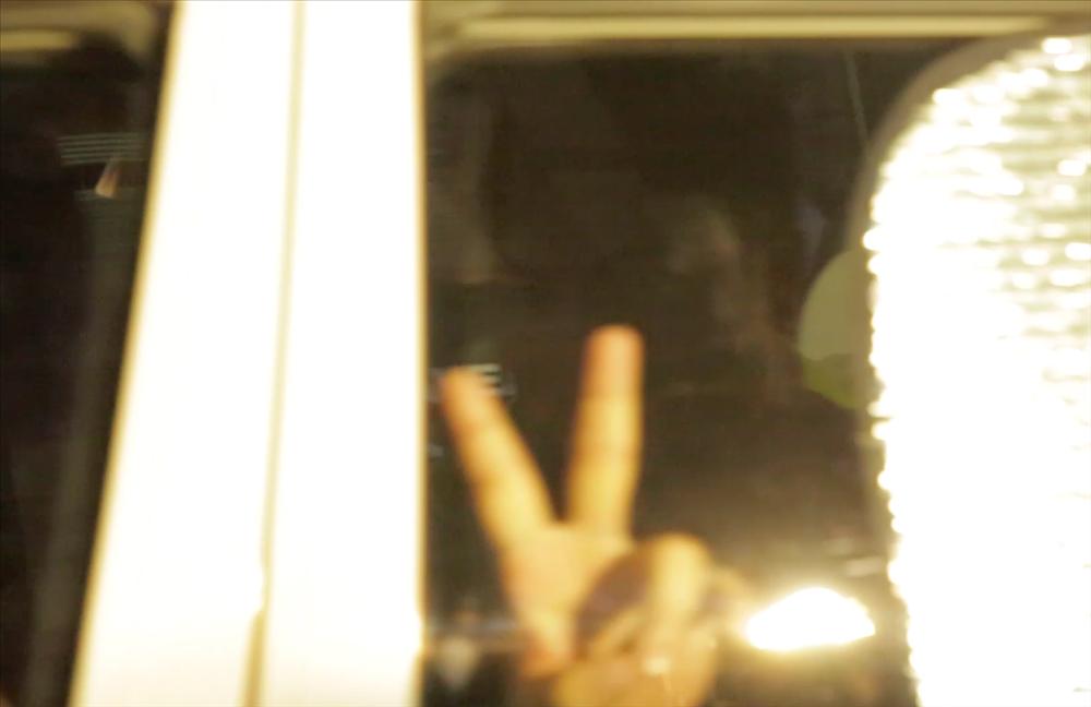 Bị công an đứng đợi tứ bề, bốn bên Phúc XO vẫn bình tĩnh cầm lược chải đầu, vuốt tóc bóng láng trước khi ra xe về đồn-4