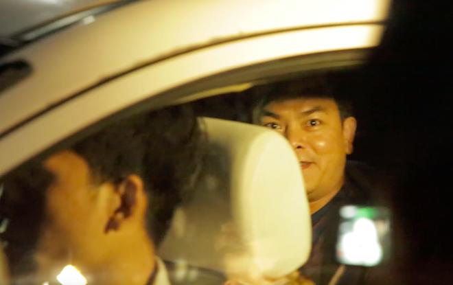 Bị công an đứng đợi tứ bề, bốn bên Phúc XO vẫn bình tĩnh cầm lược chải đầu, vuốt tóc bóng láng trước khi ra xe về đồn-3