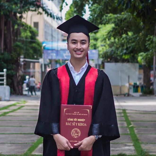 Bác sĩ đa khoa 9X điển trai, hát hay ở Sài Gòn-2