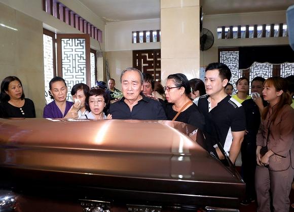 Mẹ cố nghệ sĩ Anh Vũ đã khỏe lại và xuất hiện trong lễ tang con trai-1