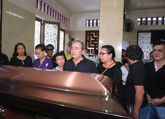 Mẹ cố nghệ sĩ Anh Vũ đã khỏe lại và xuất hiện trong lễ tang con trai-2