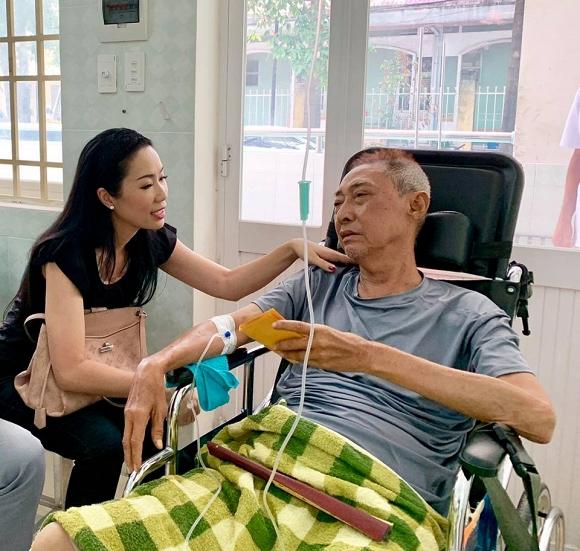 Nghệ sĩ Lê Bình bị lở loét phần thân dưới, ăn và nói chuyện rất khó khăn-4