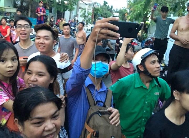 Cảnh sát xuyên đêm khám xét quán karaoke của Phúc XO-6