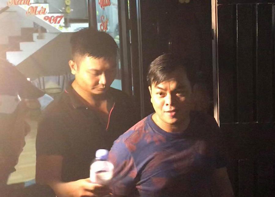 Cảnh sát xuyên đêm khám xét quán karaoke của Phúc XO-7