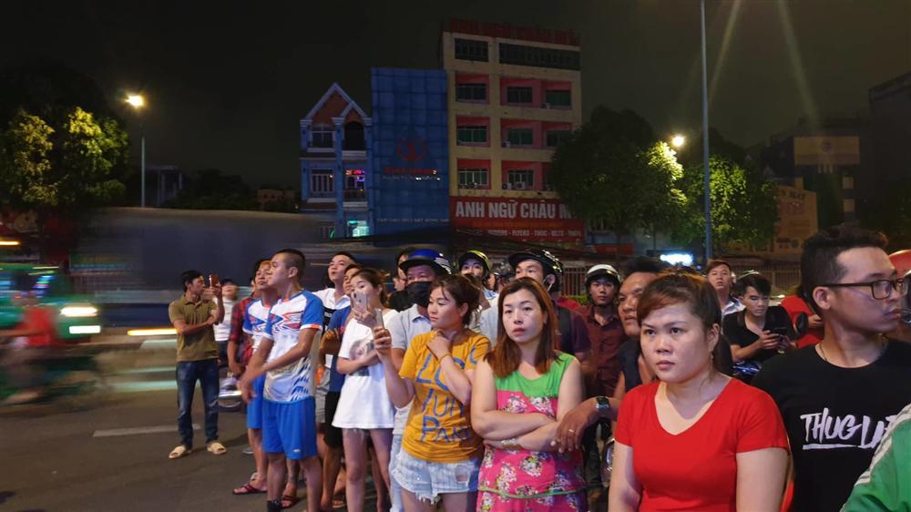 Cảnh sát xuyên đêm khám xét quán karaoke của Phúc XO-10