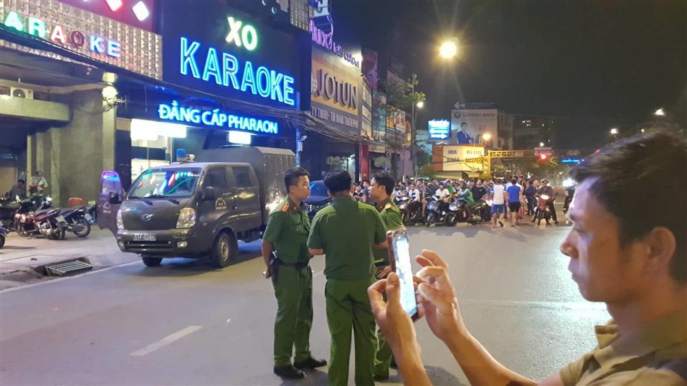 Cảnh sát xuyên đêm khám xét quán karaoke của Phúc XO-11