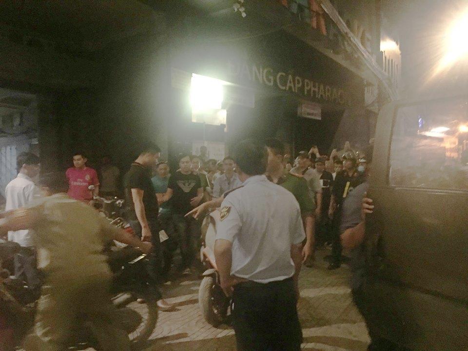 Cảnh sát xuyên đêm khám xét quán karaoke của Phúc XO-12