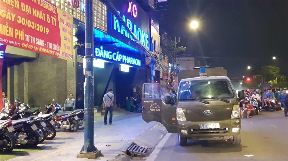 Cảnh sát xuyên đêm khám xét quán karaoke của Phúc XO-8