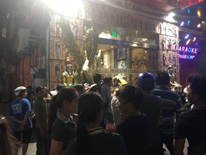 Cảnh sát xuyên đêm khám xét quán karaoke của Phúc XO-9