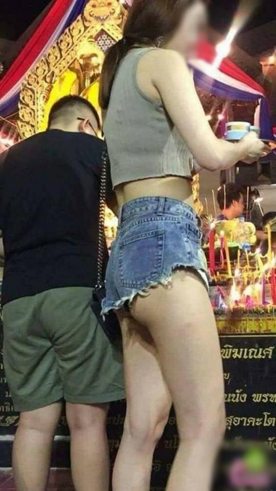 NÓNG MẮT với những bộ trang phục hớ hênh khi ra đường của các chị em phụ nữ-12