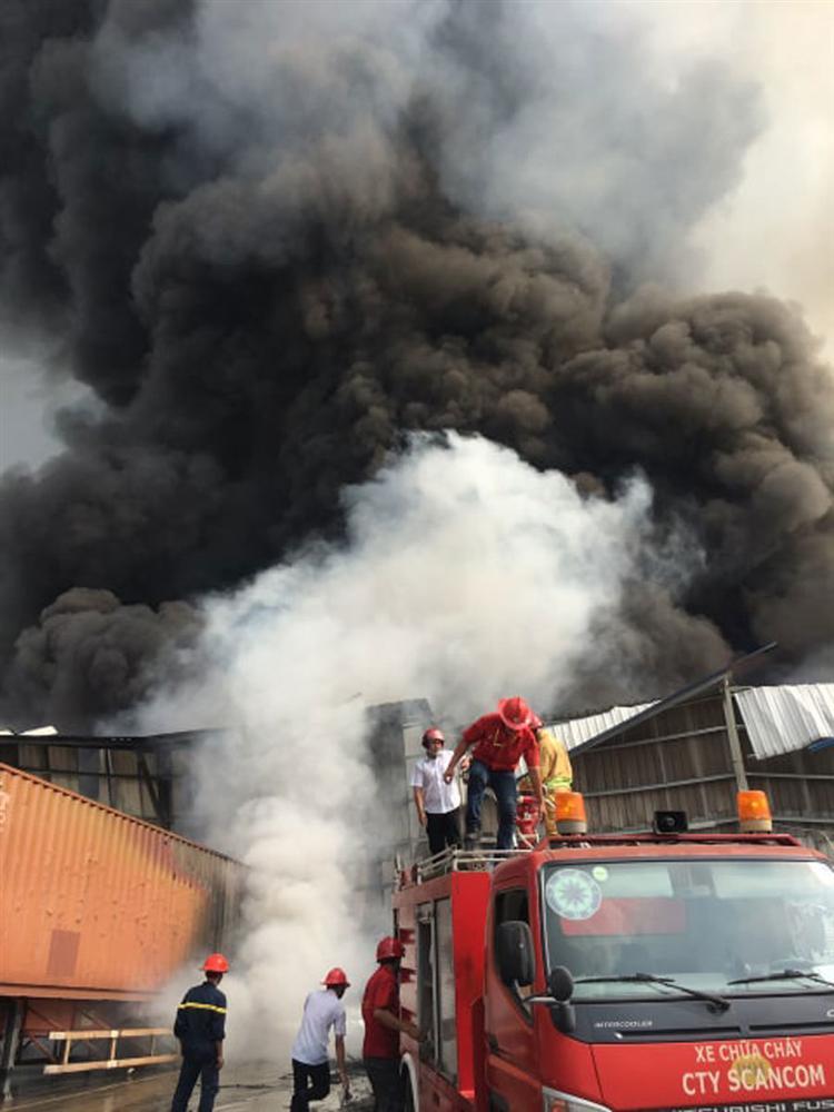 Bình Dương: Cháy lớn ở khu công nghiệp, cột khói đen khổng lồ bốc cuồn cuộn-1