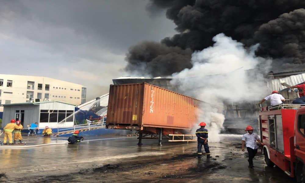 Bình Dương: Cháy lớn ở khu công nghiệp, cột khói đen khổng lồ bốc cuồn cuộn-2