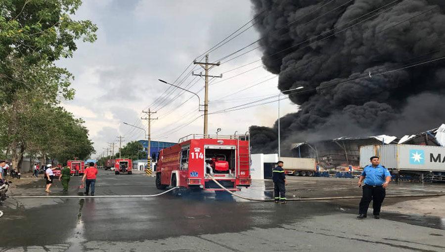 Bình Dương: Cháy lớn ở khu công nghiệp, cột khói đen khổng lồ bốc cuồn cuộn-4