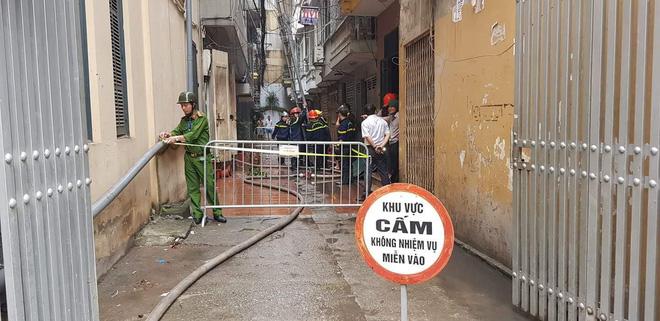 Clip: Nhà 5 tầng đang bốc cháy ngùn ngụt, người đàn ông nhảy ra ngoài thoát thân-2