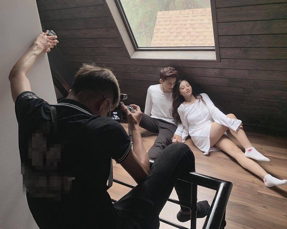 Studio nổi tiếng Hà Nội lấp lửng về một MC xinh đẹp sắp theo chồng bỏ cuộc chơi bằng hậu trường chụp ảnh cưới cực tình-1