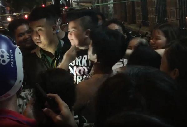 PHẢN CẢM đến thế là cùng: Người dân thi nhau bẹo má, hôn tới tấp Ku Tin ngay tại đám tang Anh Vũ-3