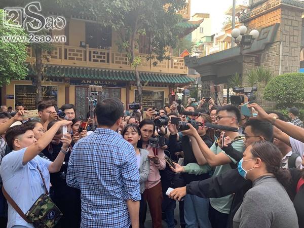 PHẢN CẢM đến thế là cùng: Người dân thi nhau bẹo má, hôn tới tấp Ku Tin ngay tại đám tang Anh Vũ-10