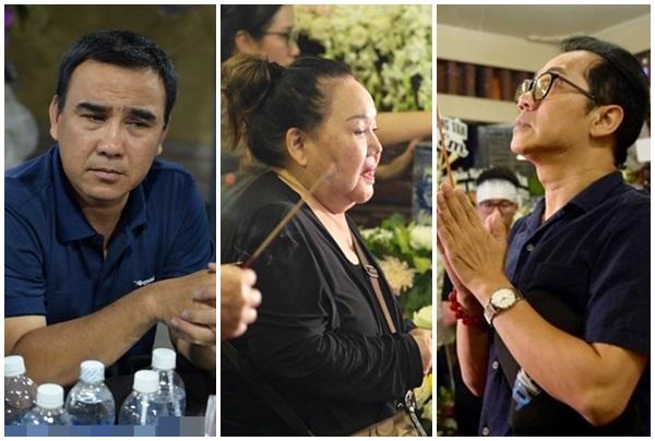 PHẢN CẢM đến thế là cùng: Người dân thi nhau bẹo má, hôn tới tấp Ku Tin ngay tại đám tang Anh Vũ-1