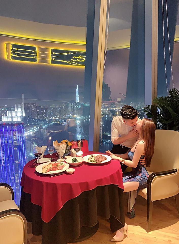 Chia tay con trai nghệ sĩ Hương Dung, nữ giảng viên xinh đẹp liên tục được người yêu điển trai làm điều lãng mạn-9