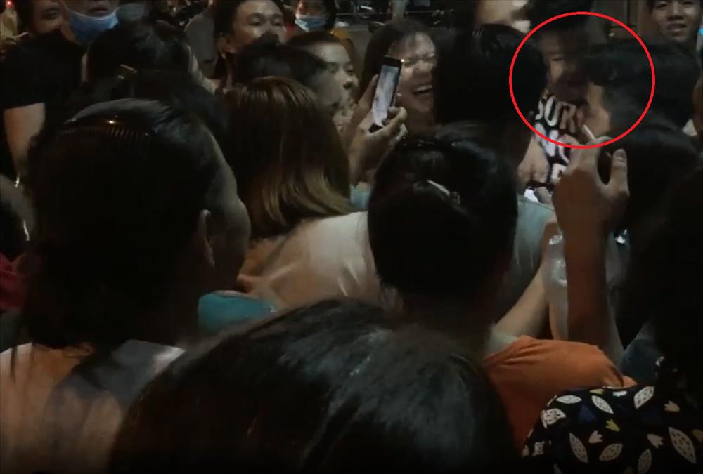 PHẢN CẢM đến thế là cùng: Người dân thi nhau bẹo má, hôn tới tấp Ku Tin ngay tại đám tang Anh Vũ-2