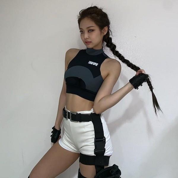 Netizen nghi ngờ Jennie (Black Pink) sao chép phong cách của Lara Croft - Angelina Jolie-1
