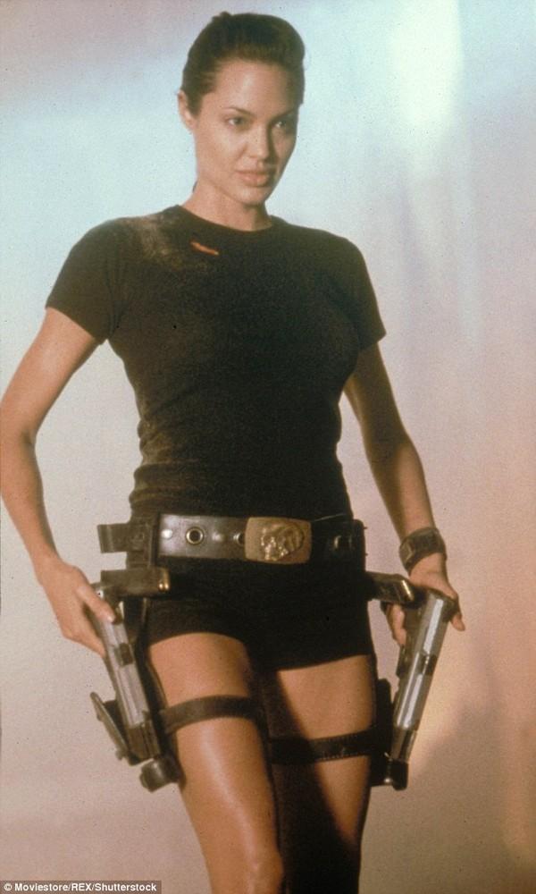 Netizen nghi ngờ Jennie (Black Pink) sao chép phong cách của Lara Croft - Angelina Jolie-6