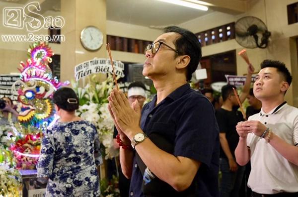 Người thân và đồng nghiệp ôm nhau khóc ròng khi linh cữu Anh Vũ hạ huyệt về với đất mẹ-3