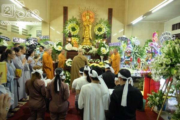 Người thân và đồng nghiệp ôm nhau khóc ròng khi linh cữu Anh Vũ hạ huyệt về với đất mẹ-4