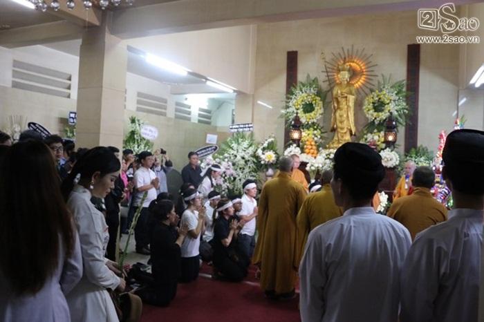 Hơn 5h sáng, gia đình nói lời cảm ơn và đọc kinh tiễn đưa Anh Vũ-1