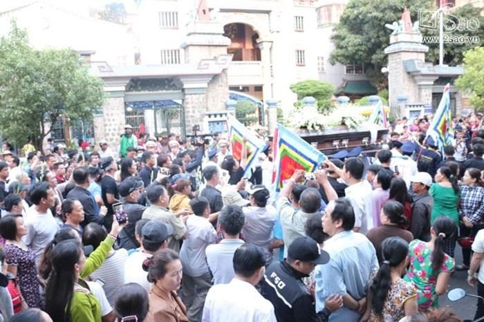 Khoảng 6h sáng, linh cữu Anh Vũ được di chuyển từ chùa ra đường lớn-4