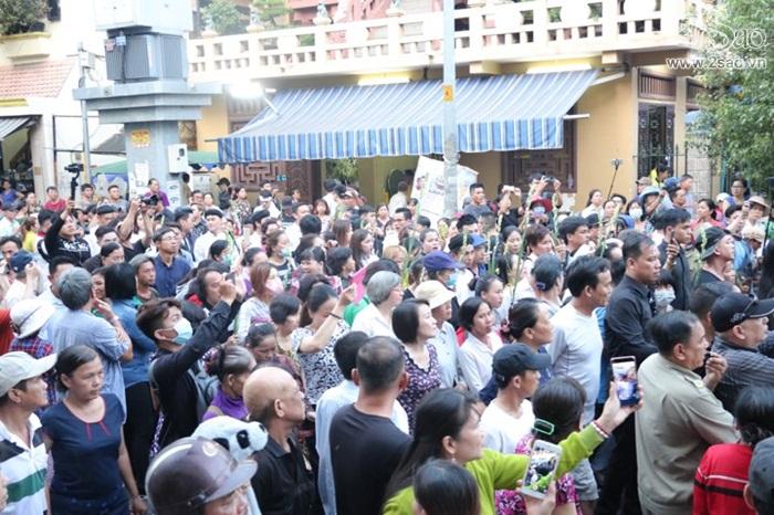 Cảnh tượng người dân đổ ra đường đông nghẹt tiễn đưa Anh Vũ-1