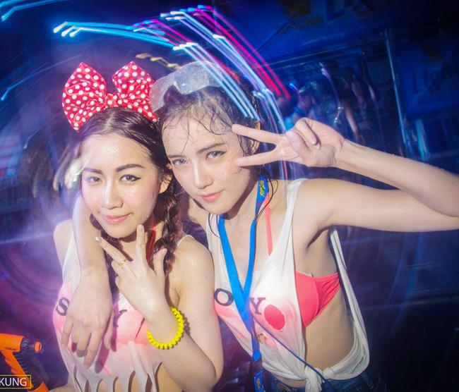 Loạt mỹ nhân mặc ngắn, khoe nội y đi hội té nước Thái Lan, phớt lờ lệnh cấm-4
